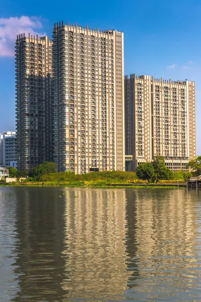 位于泰国曼谷Chao Phraya河岸的 阳光明媚 的现代公寓大楼 — 图库照片