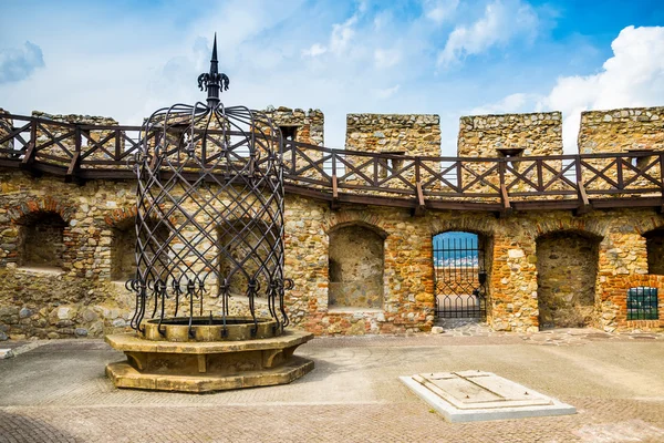 Paredes e Poço do Castelo de Nitra — Fotografia de Stock