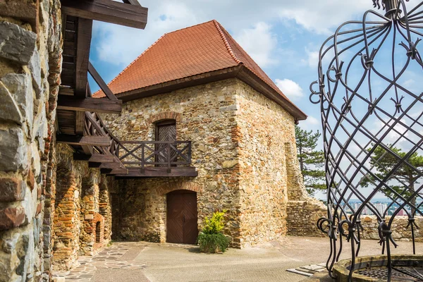 Jardim do castelo com edifício de serviço e poço — Fotografia de Stock