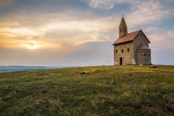 Oude Romeinse kerk bij zonsondergang in drazovce, Slowakije — Stockfoto