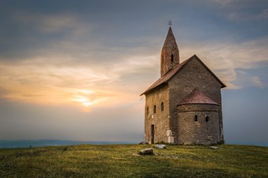 drazovce, Slovakya günbatımında eski Roma Kilisesi