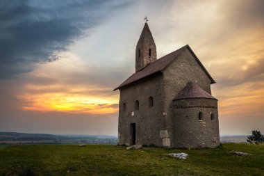 drazovce, Slovakya günbatımında eski Roma Kilisesi