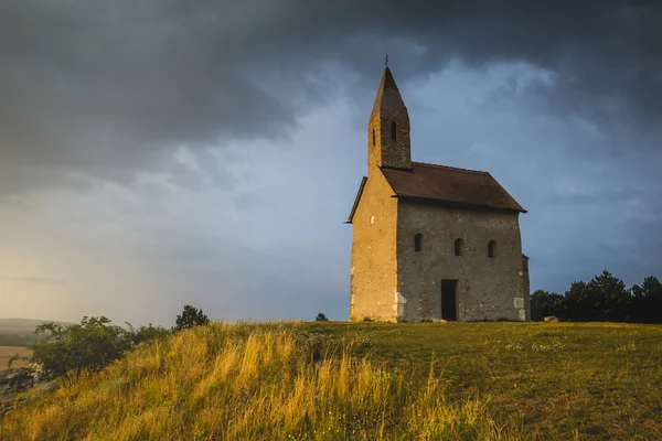 Antigua Iglesia Romana al atardecer en Drazovce, Eslovaquia — Foto de Stock