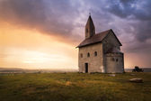 alte römische Kirche bei Sonnenuntergang in Drazovce, Slowakei