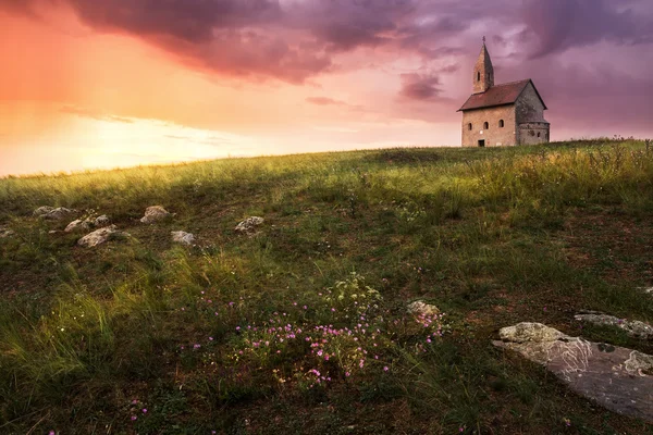 Drazovce, Slovakya günbatımında eski Roma Kilisesi — Stok fotoğraf