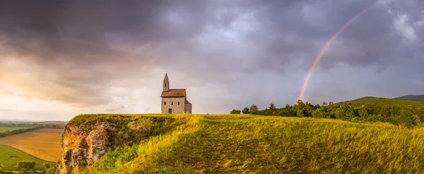 drazovce, Slovakya günbatımında eski Roma Kilisesi