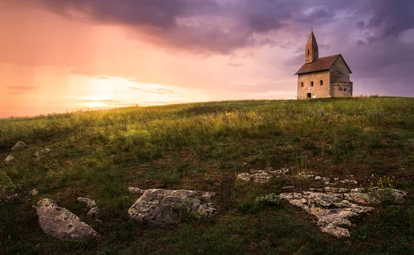 Antigua Iglesia Romana al atardecer en Drazovce, Eslovaquia —  Fotos de Stock