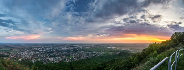 Stad van Nitra van bovenaf bij zonsondergang — Stockfoto