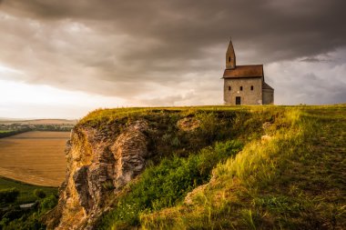 drazovce, Slovakya günbatımında eski Roma Kilisesi