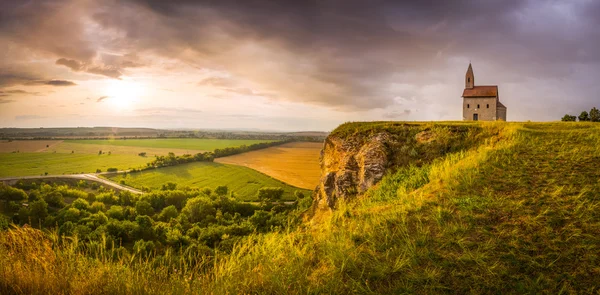 Oude Romeinse kerk bij zonsondergang in drazovce, Slowakije — Stockfoto