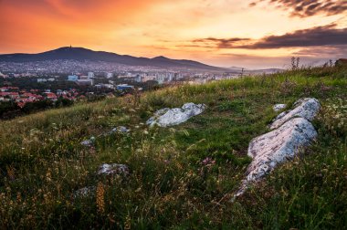 Günbatımı üzerinde bir köy
