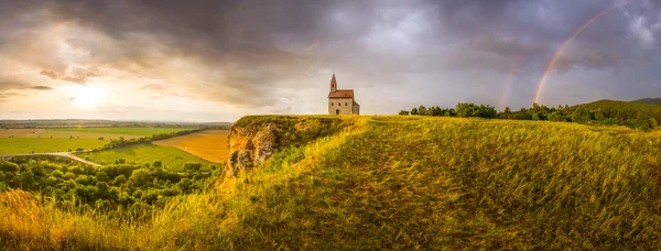Starý římský kostel při západu slunce v drazovce, Slovensko — Stock fotografie