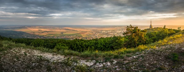 Город Нитра с передатчиком сверху — стоковое фото