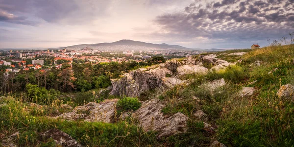 Staden Nitra på morgonen sett från Golgata — Stockfoto