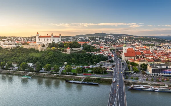 Bratislava bij zonsondergang, Slowakije — Stockfoto