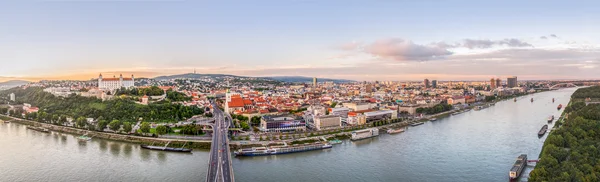 Pôr do sol sobre a cidade de Bratislava, Eslováquia — Fotografia de Stock