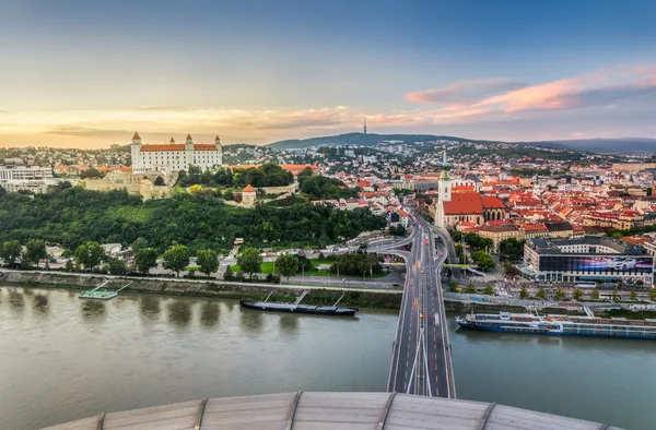 Bratislava bij zonsondergang, Slowakije — Stockfoto