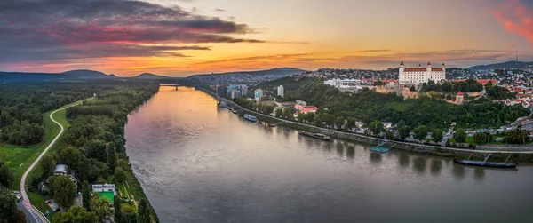 Bratislava slott vid solnedgången — Stockfoto