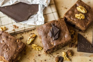 Çikolatalı ceviz pasta