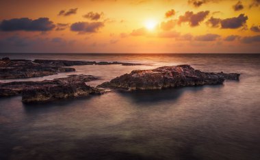 Denizin üzerinde gün batımı