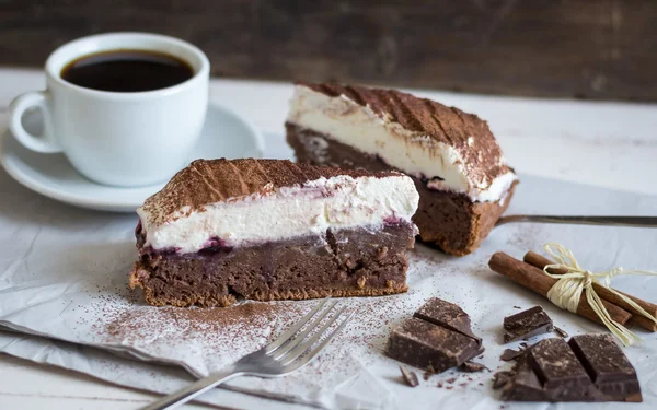 Chokladkaka med grädde — Stockfoto