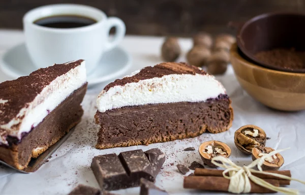 クリーム入りチョコレートケーキ — ストック写真