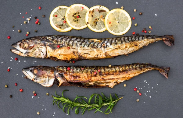 Baked Mackerel Fish with Herbs and Lemon on Stone — Stock Photo, Image