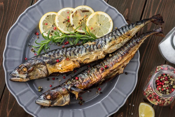 Baked Mackerel Fish with Herbs and Lemon on a Plate — Stock Photo, Image