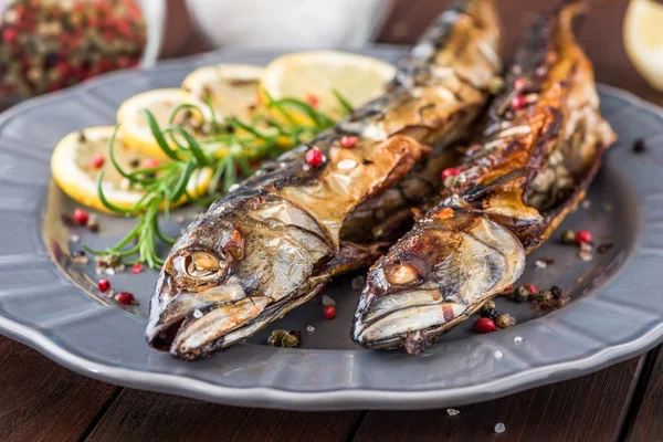 Baked Mackerel Fish with Herbs and Lemon on a Plate — Stock Photo, Image