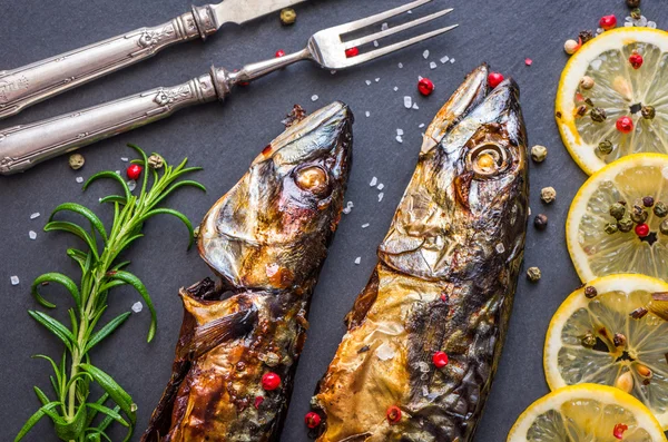 Baked Mackerel Fish with Herbs and Lemon on Stone — Stock Photo, Image