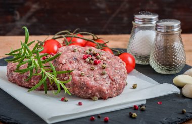 Ot ve baharat ile çiğ kıyılmış Hamburger eti