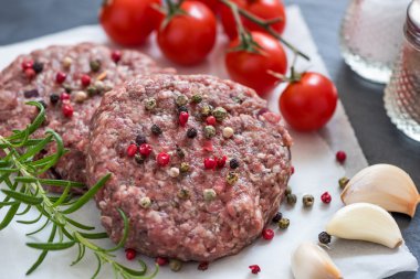Ot ve baharat ile çiğ kıyılmış Hamburger eti
