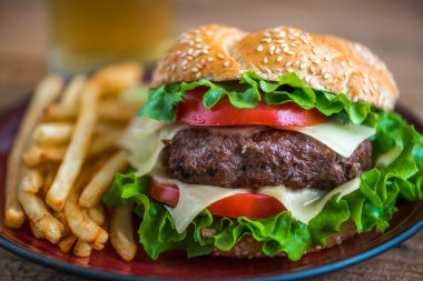 Ev yapımı Hamburger taze sebze ve patates kızartması ile