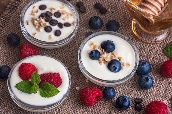 Yogur con frutas o chocolate en tazones pequeños —  Fotos de Stock
