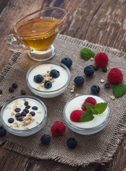 Yogur con frutas o chocolate en tazones pequeños —  Fotos de Stock