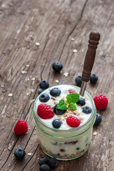 Yogur con bayas frescas en la mesa Woden —  Fotos de Stock