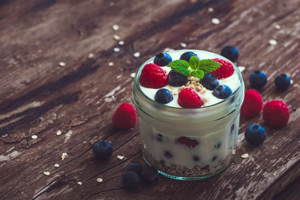 Yogur con bayas frescas en la mesa Woden —  Fotos de Stock