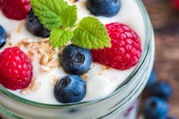 Detalle de Yogur con bayas frescas en la mesa de Woden —  Fotos de Stock