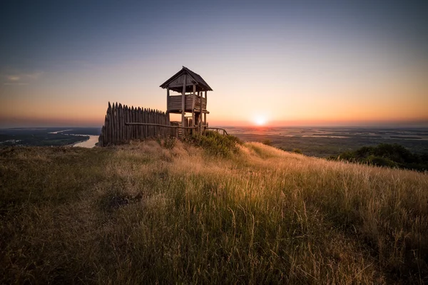 Dřevěná turistická rozhledna nad krajinou v krásné S — Stock fotografie