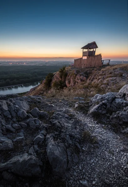 Torre de observação turística de madeira sobre uma paisagem ao entardecer — Fotografia de Stock