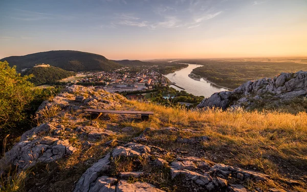 Lilla staden med floden från kullen vid solnedgången — Stockfoto