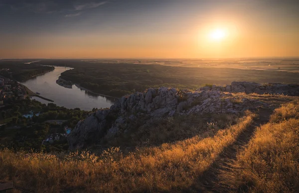 Zonsondergang over de rotsen en de rivier — Stockfoto