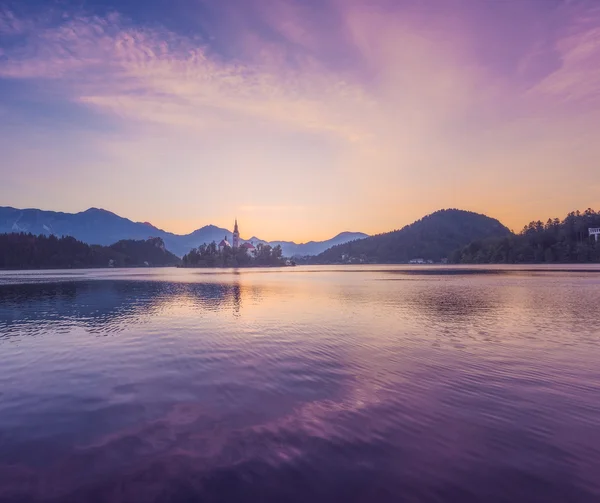 Ostrov s kostelem v Bledské jezero, Slovinsko při východu slunce — Stock fotografie