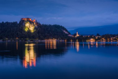 Bled Castle adlı gece Slovenya'da Bled Gölü