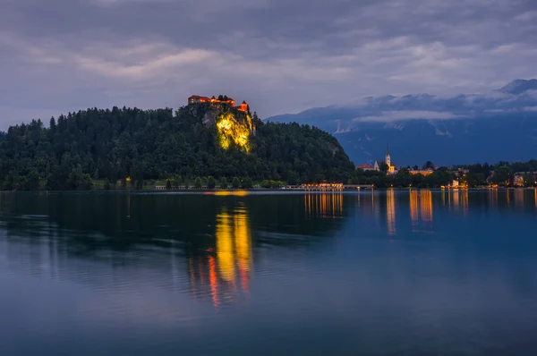 Bledské hrad na jezeře Bled ve Slovinsku v noci — Stock fotografie