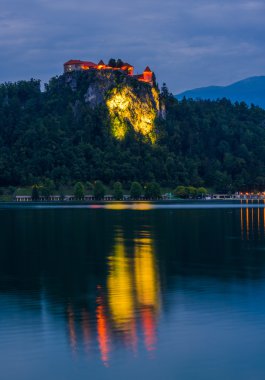 Bled Castle adlı gece Slovenya'da Bled Gölü