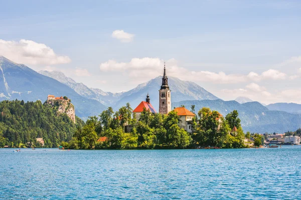 Katholische Kirche auf Insel und ausgeblutete Burg am See — Stockfoto