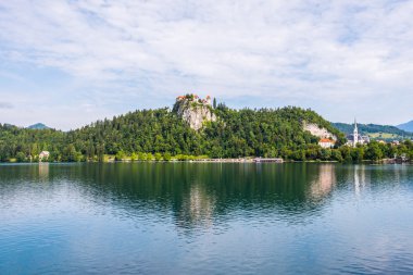 Bled Gölü su yansıyan Slovenya Bled Castle