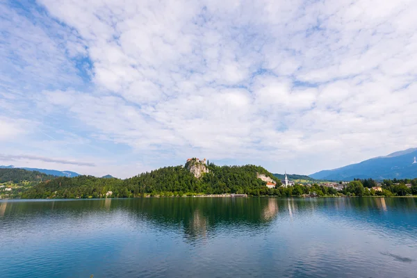 Ausgeblutete Burg am See in Slowenien spiegelt sich im Wasser — Stockfoto