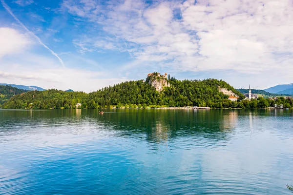 Castelo de Bled em Bled Lake, na Eslovênia Refletindo sobre a água — Fotografia de Stock